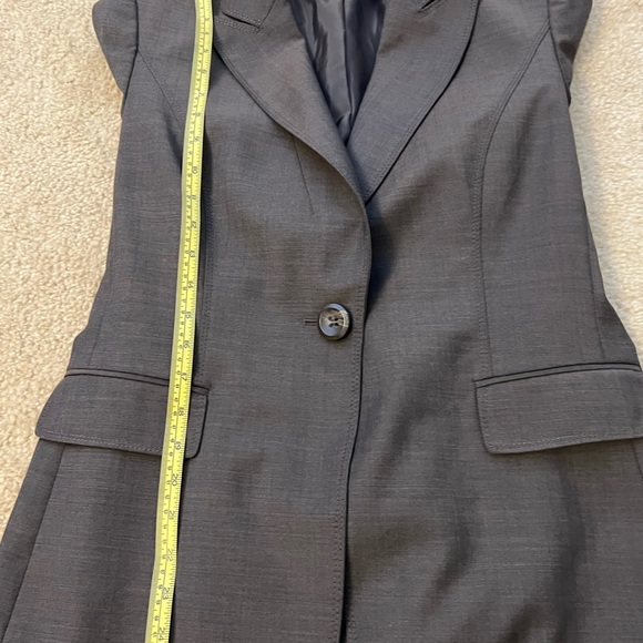 Tahari Arthur s . Levine  in women’s suits - Picture 2 of 4